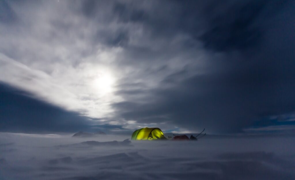 Survivalisme dans la neige tempête Ration d'urgence