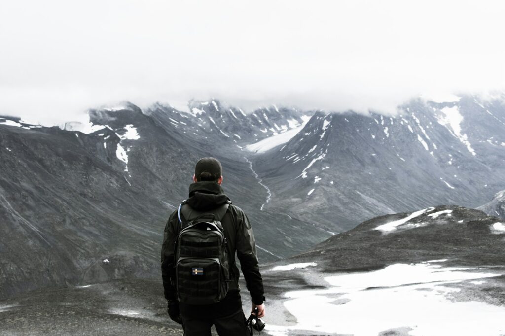 Un homme portant son sac de survie