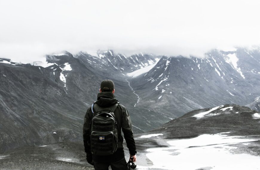 Un homme portant son sac de survie