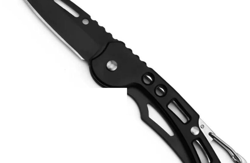 Découvrez le Couteau de poche Générique avec Mousqueton, compact et léger, parfait pour vos aventures en plein air. Un compagnon pratique et élégant à emporter partout.