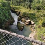 Pont au dessus d'un ravin et rivière