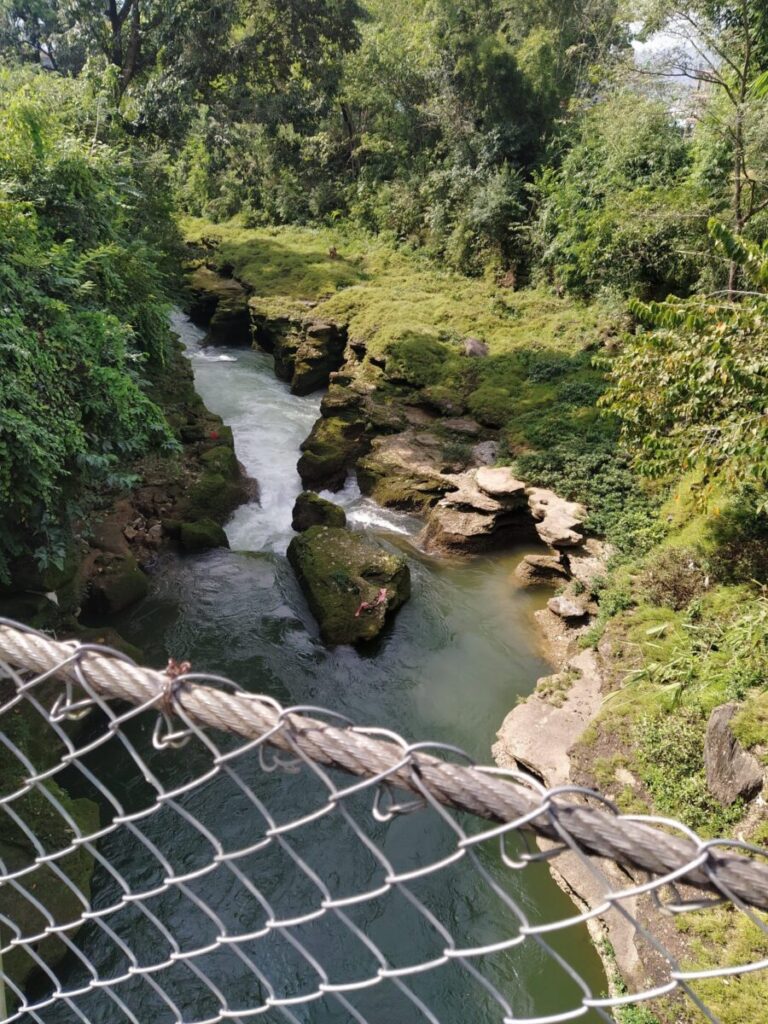 Pont au dessus d'un ravin et rivière