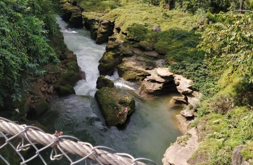 Pont au dessus d'un ravin et rivière