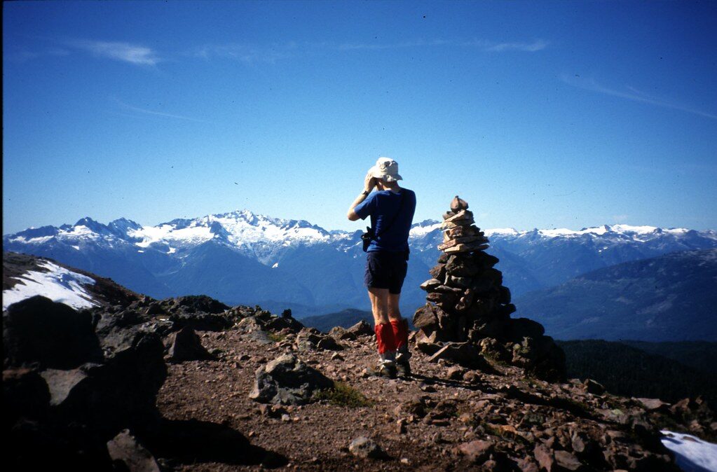 Guêtres anti-serpent portées sur des bottes de randonnée en sentier