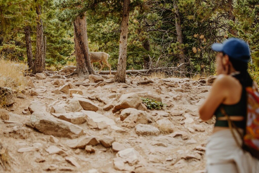 Randonneur pratiquant la respiration consciente sur un sentier de montagne