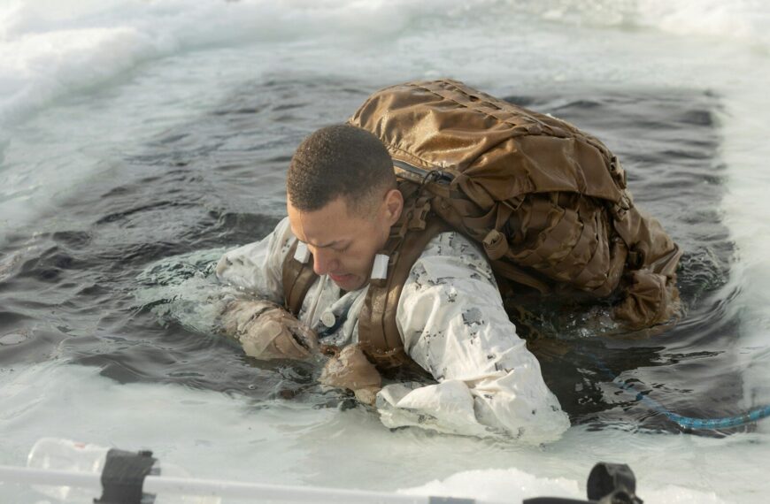 Kit de survie 72h posé en forêt avec couteau, couverture et lampe frontale