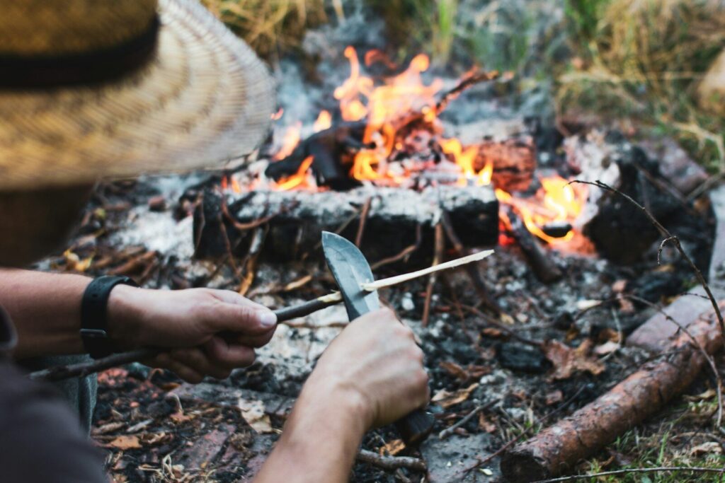 Couteau de survie pour la taille du bois en forêt