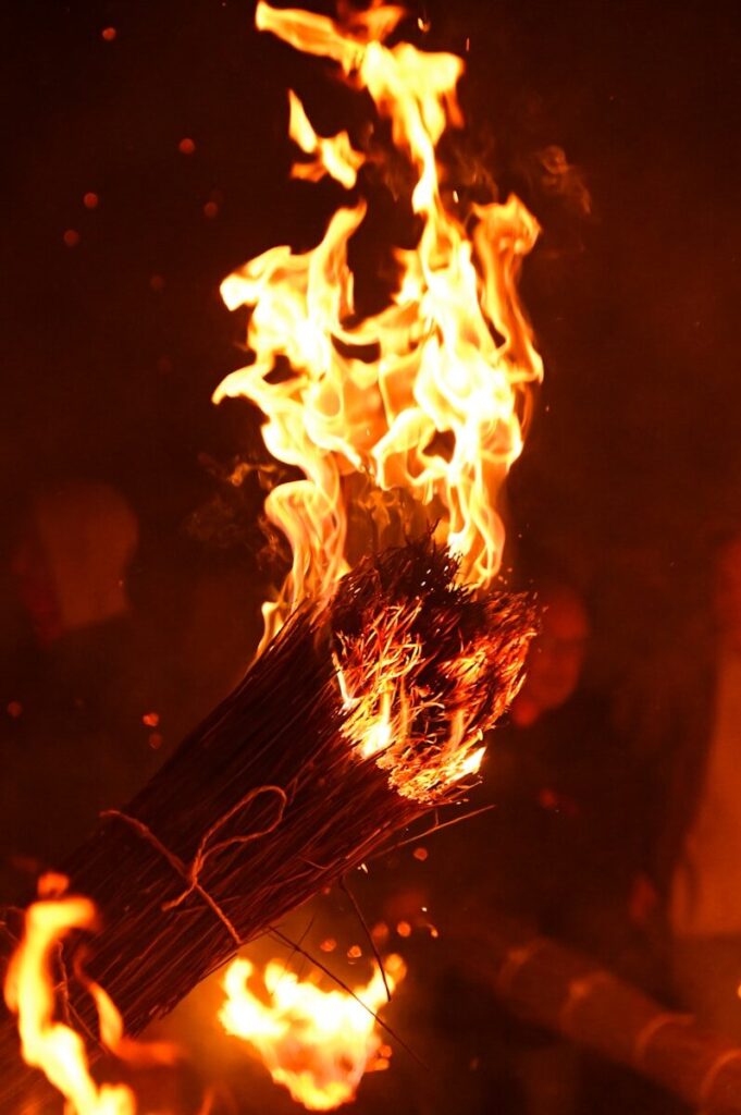 Feather sticks (bâtons avec copeaux fins enroulés) au-dessus d'un départ de feu