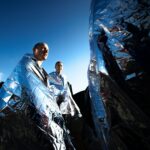 Couverture de survie utilisée en montagne — visible depuis hélicoptère