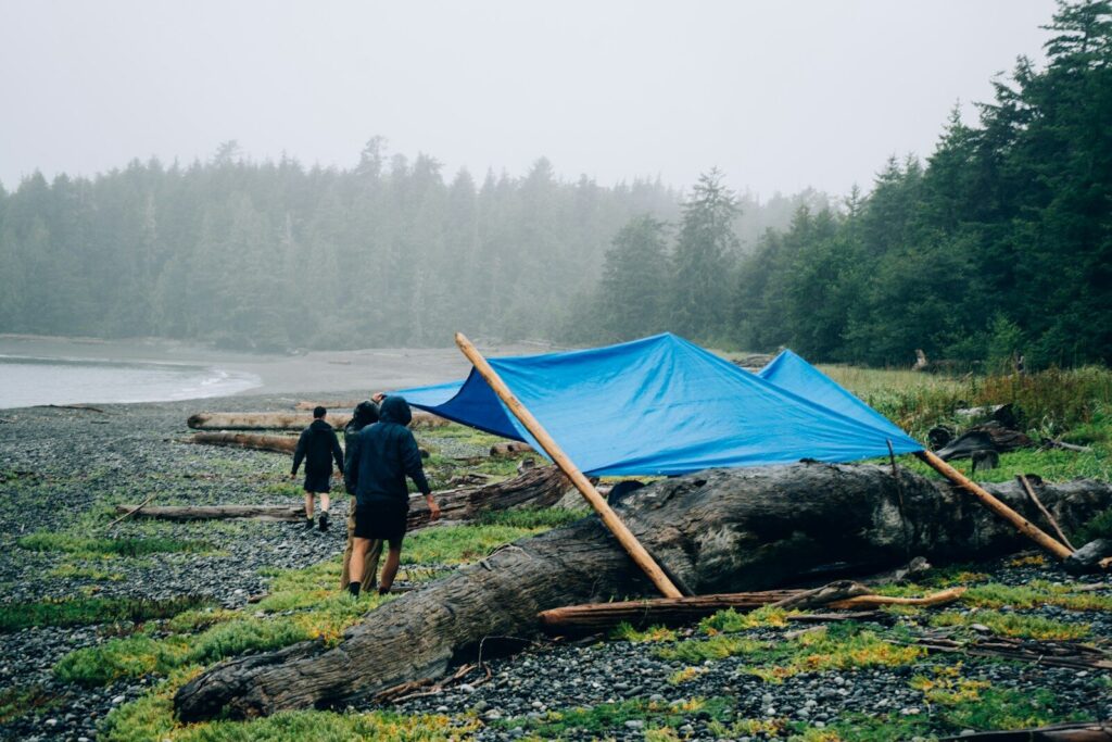 Exemple de tente bache tarp en bushcraft