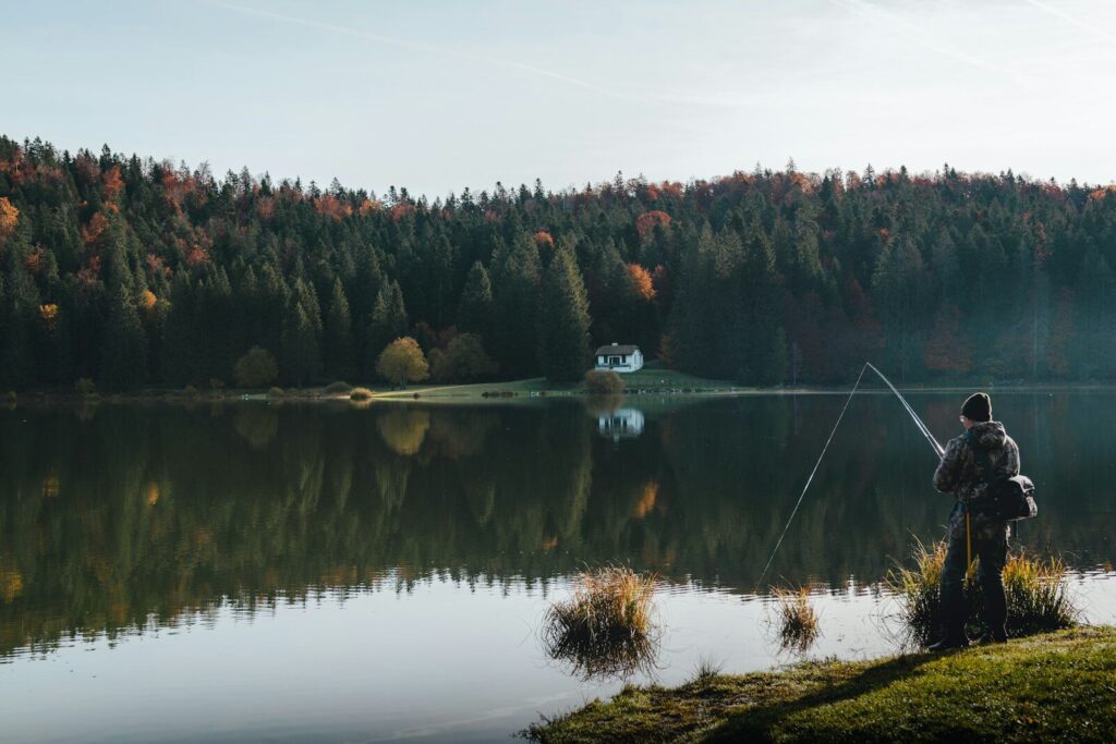kit de pêche ultraléger survie - Pêcheur en bivouac au bord d'un lac de montagne avec matériel ultraléger