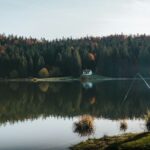 kit de pêche ultraléger survie - Pêcheur en bivouac au bord d'un lac de montagne avec matériel ultraléger