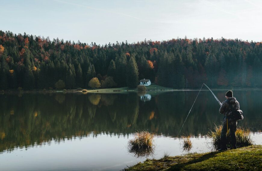 kit de pêche ultraléger survie - Pêcheur en bivouac au bord d'un lac de montagne avec matériel ultraléger