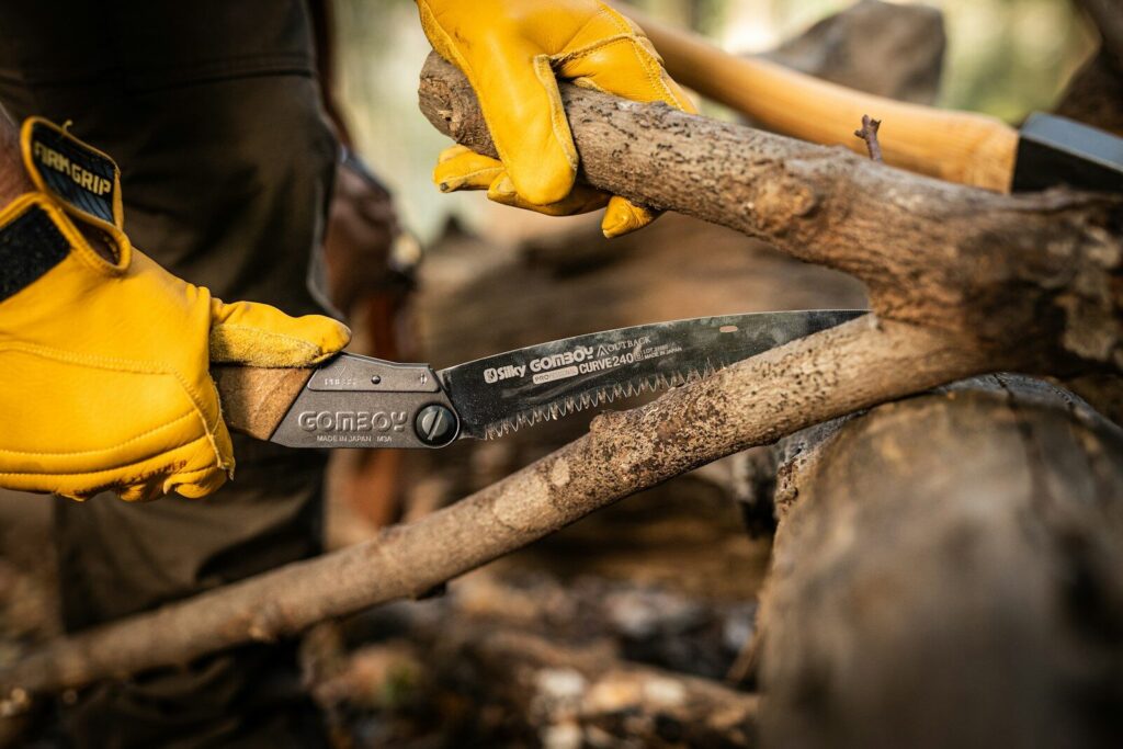 scie de survie pliante vs câble - scie pliante bushcraft en forêt pour la survie