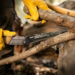 scie de survie pliante vs câble - scie pliante bushcraft en forêt pour la survie