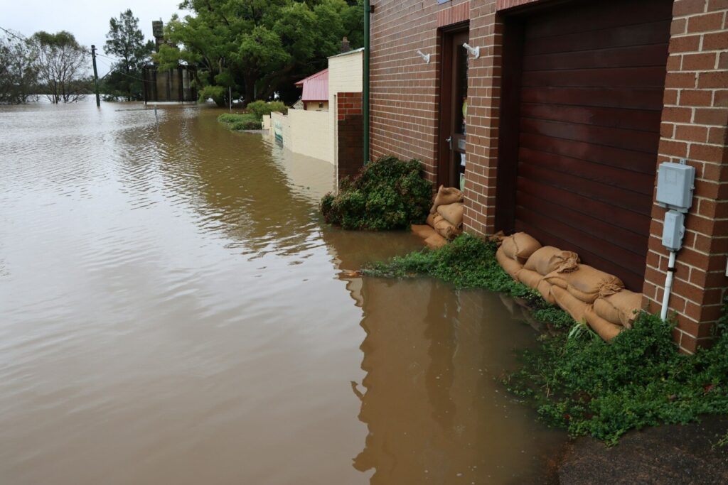 Rue inondée eau montante — risque inondation en milieu urbain