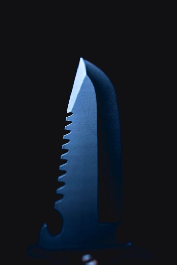 Gros plan sur la lame d'un couteau de survie