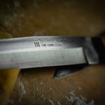 Lame de couteau en acier carbone — gros plan texture et fil tranchant - Acier inox vs acier carbone couteau