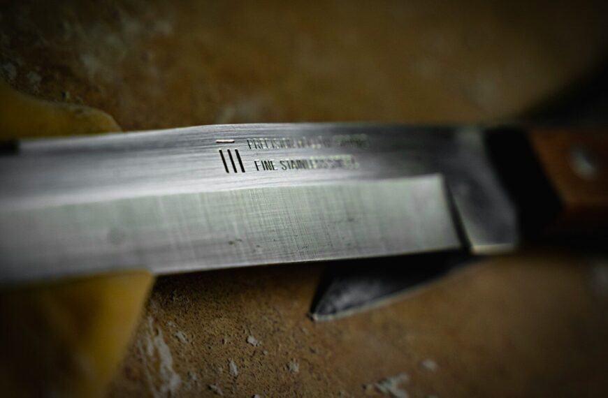 Lame de couteau en acier carbone — gros plan texture et fil tranchant - Acier inox vs acier carbone couteau