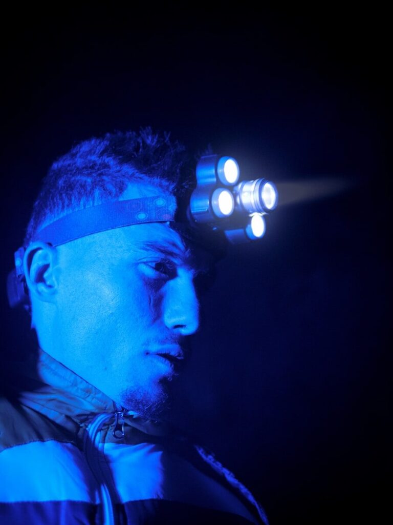 Lampe frontale utilisée en bivouac bushcraft nuit — éclairage autonome terrain isolé