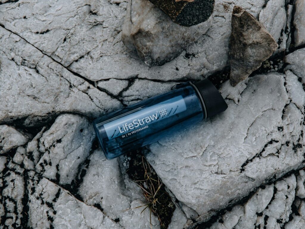 Filtre à eau LifeStraw utilisé sur source naturelle — indispensable dans un kit 72h