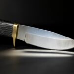 Meilleur couteau fixe pour la forêt posé sur une souche en pleine nature