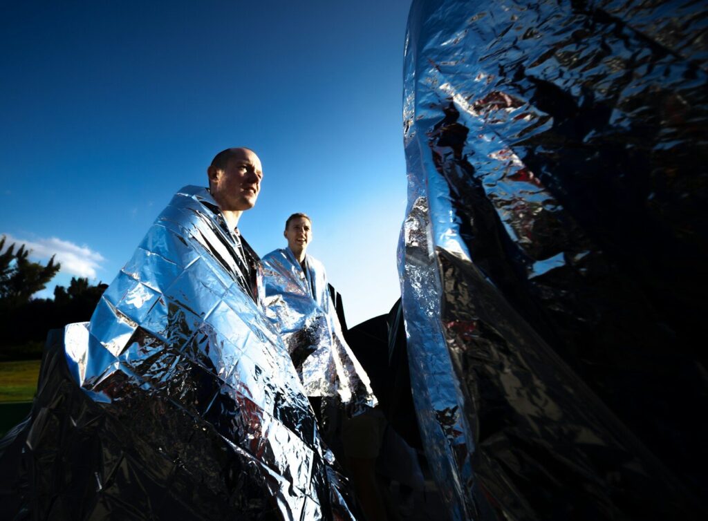 Couverture de survie réfléchissante — protection thermique essentielle dans un sac d'évacuation