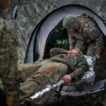 Kit de survie en cas de catastrophe utilisé par l'armée sur un terrain naturel