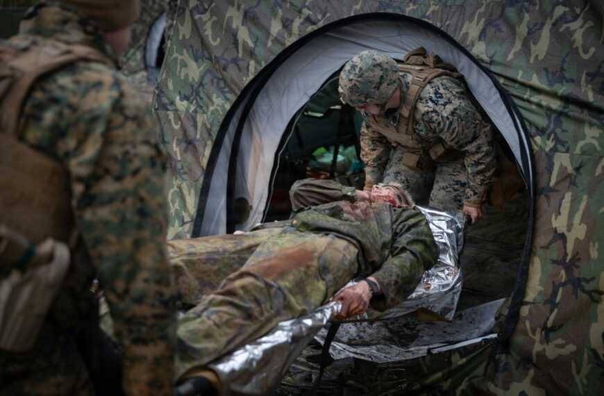Kit de survie en cas de catastrophe utilisé par l'armée sur un terrain naturel