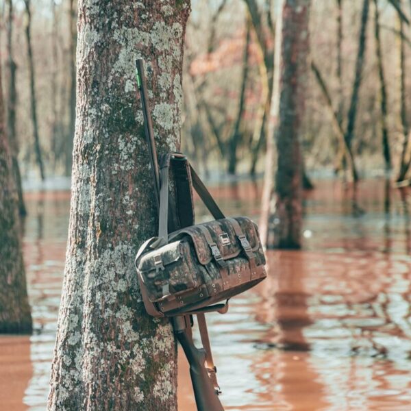 Un sac de survie prêt à partir, posé sur un arbre — la base du kit de survie inondation recommandé par la Sécurité Civile