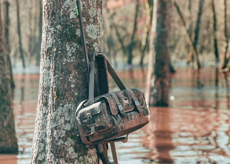 Un sac de survie prêt à partir, posé sur un arbre — la base du kit de survie inondation recommandé par la Sécurité Civile
