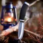 Couteau de survie ou de bushcraft - Couteau à lame fixe posé en plein air — outil essentiel survie et bushcraft