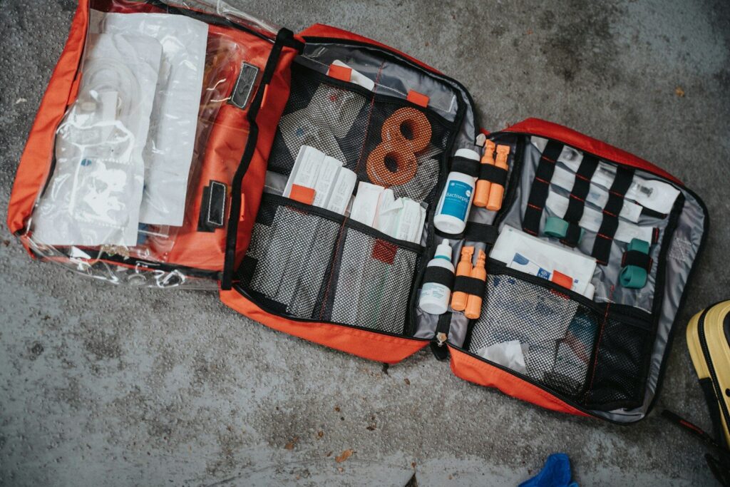 Trousse de premiers secours ouverte avec matériel médical de survie