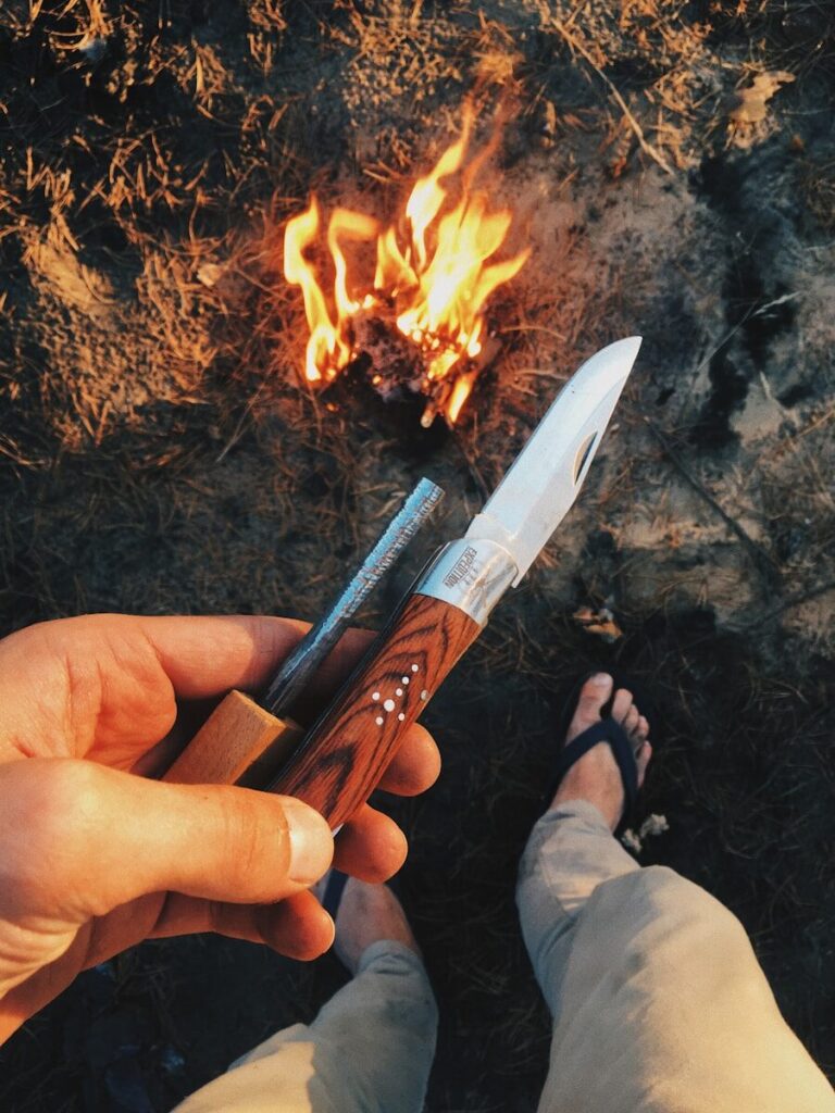 Couteau de survie avec firesteel intégré