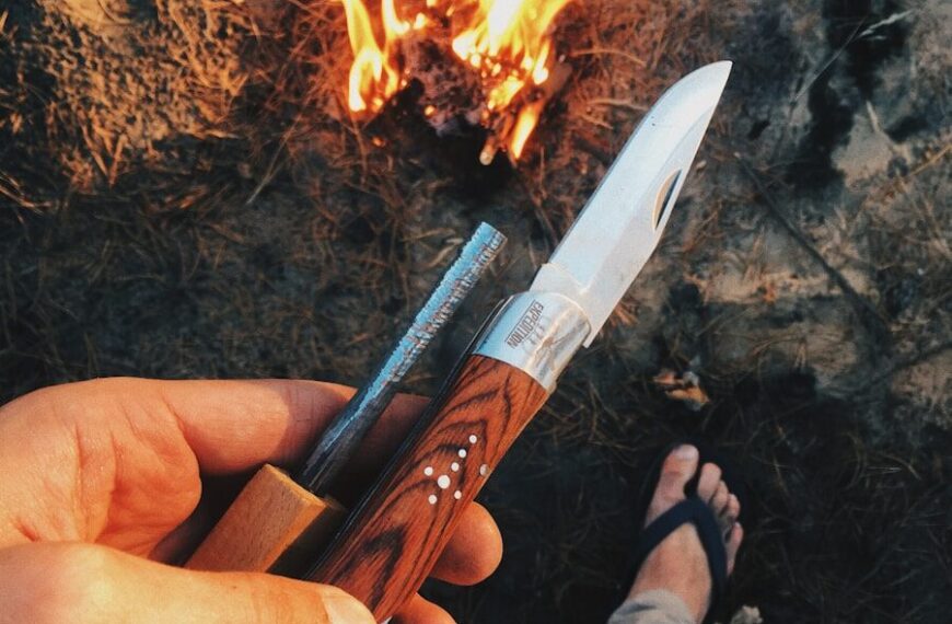 Couteau de survie avec firesteel intégré