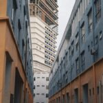 Rue urbaine déserte après catastrophe — contexte de survie en milieu urbain