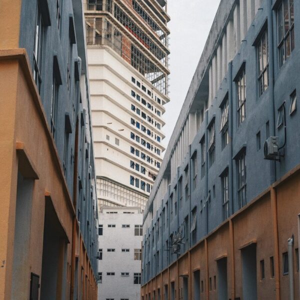 Rue urbaine déserte après catastrophe — contexte de survie en milieu urbain