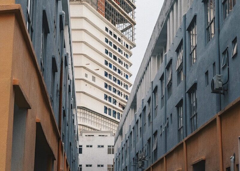 Rue urbaine déserte après catastrophe — contexte de survie en milieu urbain