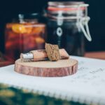 Opinel Couteau de survie posé sur un morceau de bois