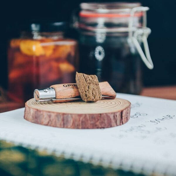 Opinel Couteau de survie posé sur un morceau de bois