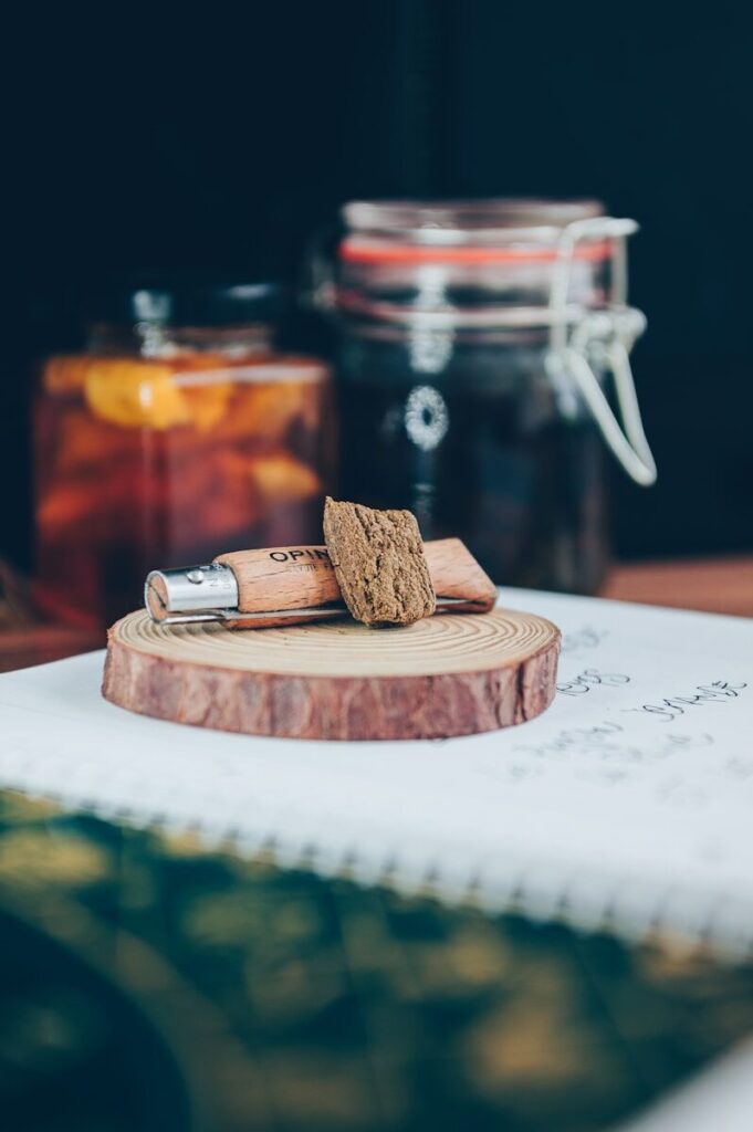 Opinel Couteau de survie posé sur un morceau de bois