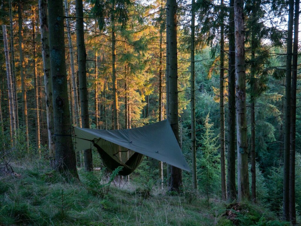 Bâche silnylon vs polyéthylène en bushcraft