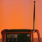 Radio de survie à manivelle posée sur une carte topographique en forêt