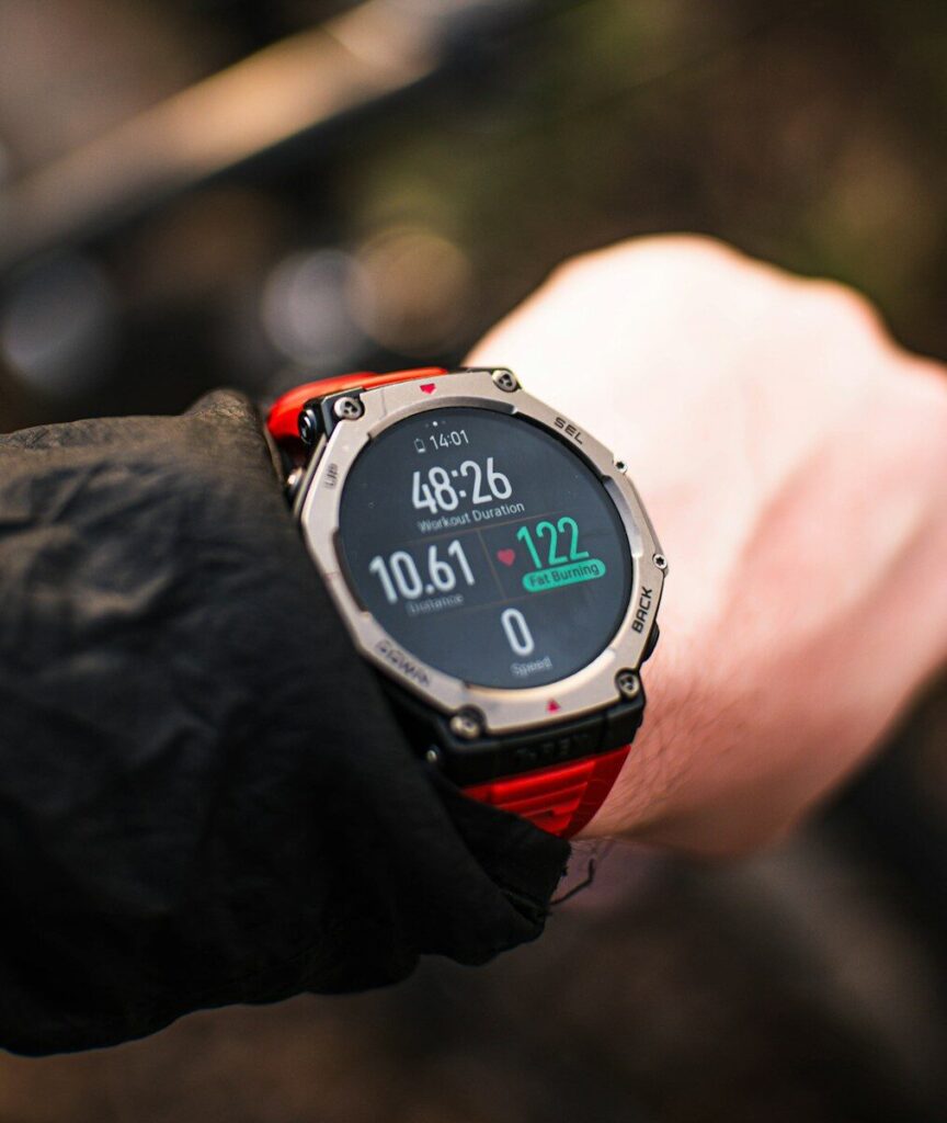 Montre outdoor mesurant la variabilité cardiaque pour surveiller le stress en plein air