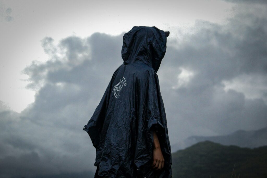 Poncho de pluie militaire ripstop en forêt