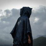 Poncho de pluie militaire ripstop en forêt