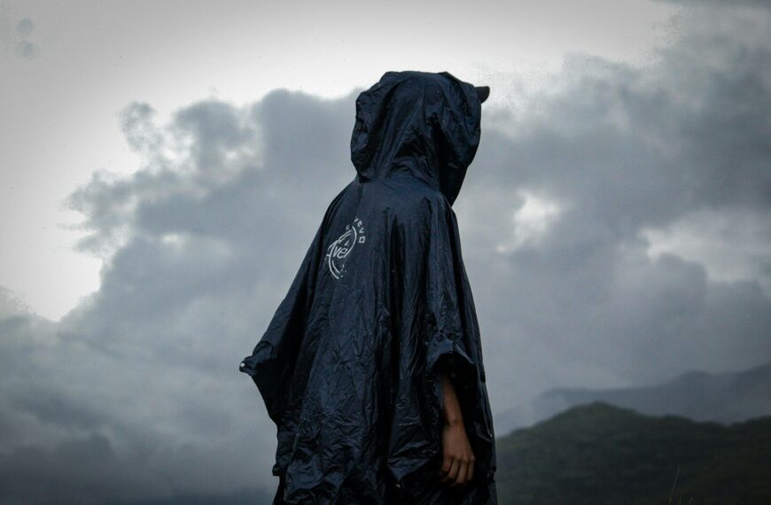 Poncho de pluie militaire ripstop en forêt