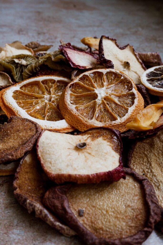 Une pile de fruits séchés pour emmener avec en randonnée