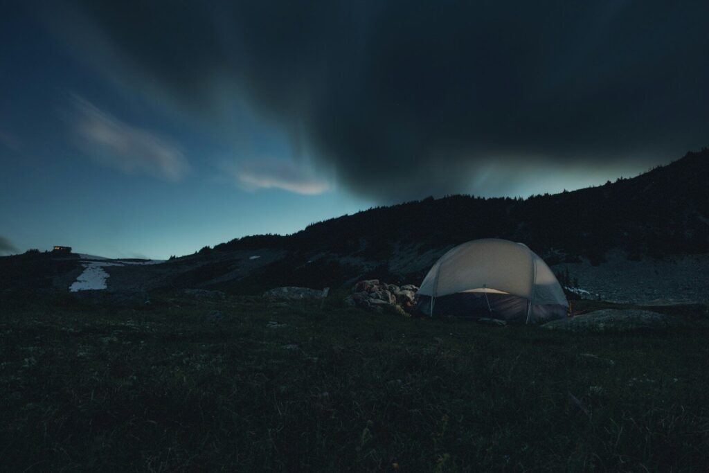 bivouac légal France tente montagne coucher de soleil