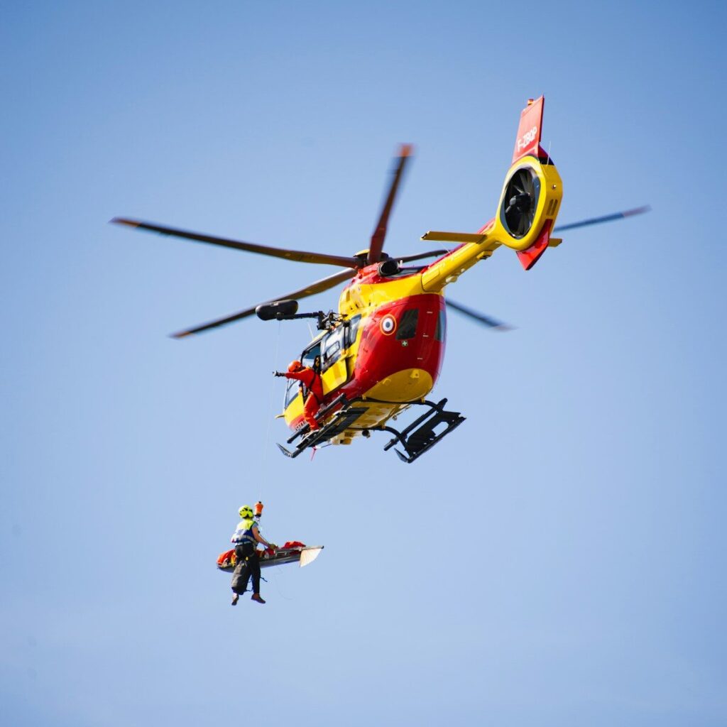 Numéros d'urgence en montagne en France - Hélicoptère du PGHM en intervention de secours en haute montagne dans les Alpes